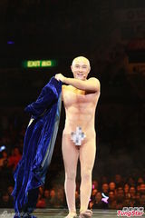 组图：张卫健鸡冠装表情搞怪 热吻巴两金