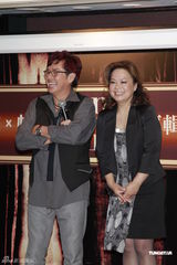 组图：谭咏麟赠杜丽莎女校长美誉