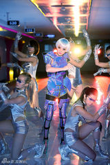 组图：张韶涵新造型变机器人 私人定制穿越时空