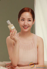 高清组图：韩星朴敏英广告现场照秀水嫩肌肤