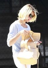 组图：卡梅隆-迪亚兹一身别致白衣现身加州