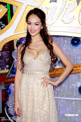 幻灯图：靓模Jessica精致礼服亮相 尽显优雅端庄