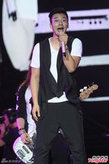 组图：周笔畅信乐团出席音乐派对 2NE1压轴献唱