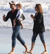 组图：阿尔芭一家海滩享天伦 女儿们赤脚踏浪