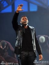 组图：亚瑟小子深情开唱 捂耳伸手表情纠结