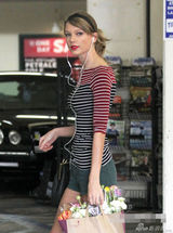 组图：泰勒变主妇超市买菜 热裤紧身T曲线凹凸