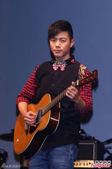 组图：郭书瑶爱的抱抱 韦礼安害羞脸红