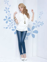 组图：张韶涵写真大片印花上衣配短裙大秀美腿