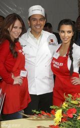 组图：金-卡戴珊感恩节下厨和妮基-希尔顿撞衫