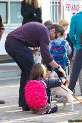 组图：休-杰克曼与妻接女儿放学其乐融融