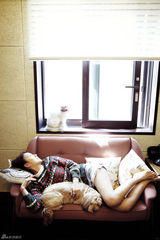 高清组图：李孝利出新书讲述与宠物的幸福时光