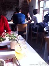 组图：王菲与嫩男平民餐厅下午茶 猛看对方手机