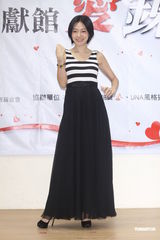 组图：小S挺肚关怀弱势儿童 再度澄清夫家未施压