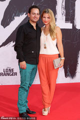 组图：德普撑《独行侠》柏林首映 汉莫揽美女