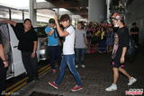 组图：韩国乐队FTISLAND抵港 成员疲惫频打呵欠