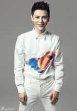 组图：孙坚白衬衫写真 招牌式微笑独特魅力