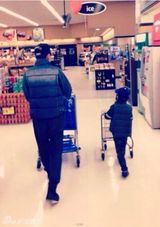 组图：王诗龄拍照扮小恶魔 Kimi变身超人