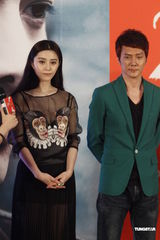 组图：倪妮素颜低调支持冯绍峰范冰冰新片