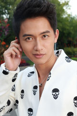 组图：吕聿来国外写真 尽展硬朗式文艺