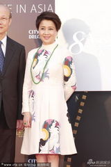 组图：赌王四太太梁安琪与帅气儿子何猷君