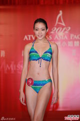 组图：候选亚姐泳装亮相 韩国选手压鼻否认整容