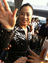 组图：黄绮珊深V亮片长裙 将致敬欧美四大天后