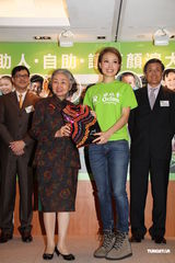 组图：容祖儿分享昆明探访感受 贺好友谢霆锋封帝