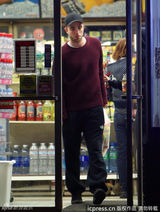 组图：暮光情侣超市买零食 小两口感情稳定