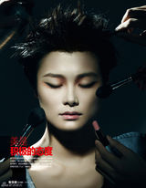 组图：李宇春冷艳烟熏妆写真 点燃舞台魅力