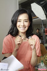 毛舜筠胡定欣拍摄广告秀身材