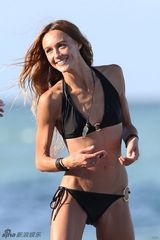 组图：女星沙妮现身海滩 身材瘦削被指似鲁豫