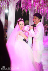 组图：李小璐贾乃亮婚礼甜蜜亲吻 新人宣誓