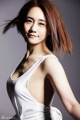 组图：刘芸白裙轻舞似少女  自信笑容温暖阳光