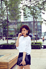 明星爱街拍：贾静雯淑媛范儿出街 展温婉笑容