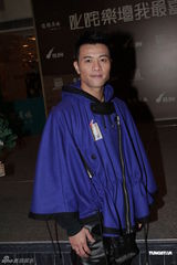 组图：黄贯中与朱茵考虑结婚 梁汉文谈颁奖礼预测 