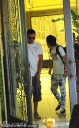 组图：王菲夫妇深夜上海庆生 胡军等好友到场庆贺