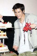 高清图：王力宏帅气现身新片活动 切蛋糕庆功