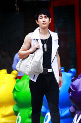 组图：何明翰假日街拍黑白搭配显清新