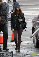 组图：暮光女休闲装上街手拿半个苹果 笑容满面