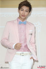 组图：炎亚纶合作宅男女神李毓芬 称其像小女孩