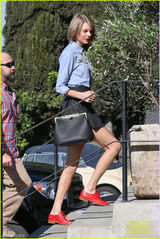 组图：斯威夫特与妈妈逛街 变身学院风清纯妹子