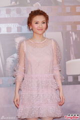 组图：林欣彤粉红薄纱短裙现身金像奖红毯