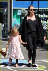 组图：朱莉携子女游玩 豪乳依旧真空激凸