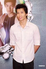 幻灯图：候选港男首度亮相 素质平平表现生硬