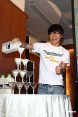 组图：卢广仲清晨开个唱 惹居民抱怨无奈致歉