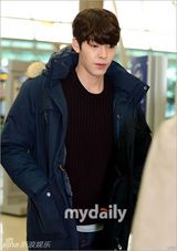 组图：金宇彬机场秀长腿 飞往新西兰拍广告