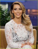 组图：卡戴珊全身透视婚戒硕大 自豪产后瘦40斤