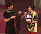 幻灯图：王啸坤《大牌生日会》与陈楚生穿女装搞怪