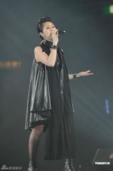 组图：梁汉文香港红馆开唱 圈中好友齐助阵