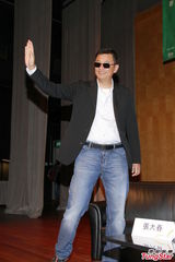 组图：王家卫55岁生日 携爱妻书展办讲座